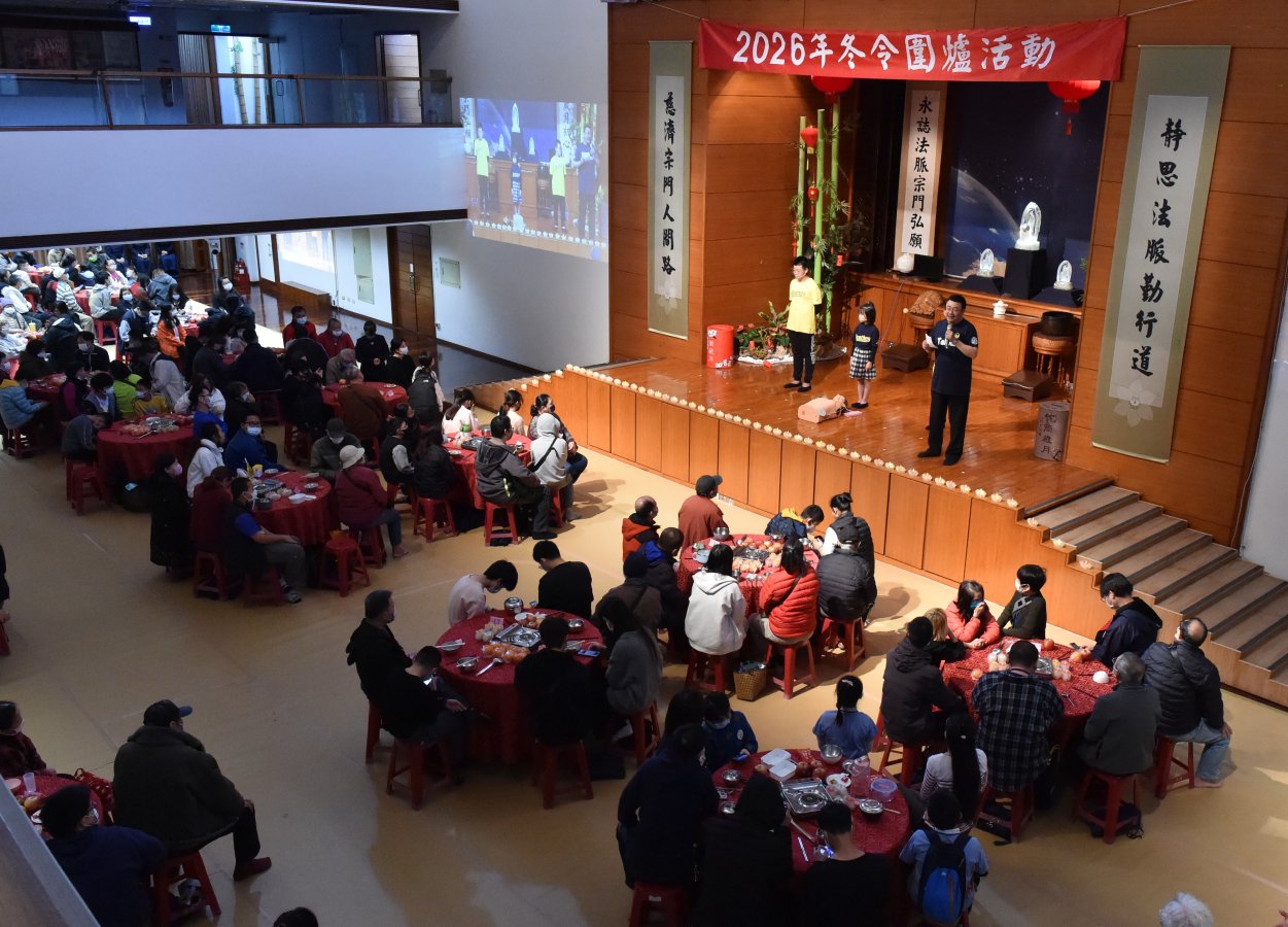 臺中慈濟舉辦冬令發放圖為慈濟民權聯絡處志工邀請義消講解CPR與宣導 0 copy