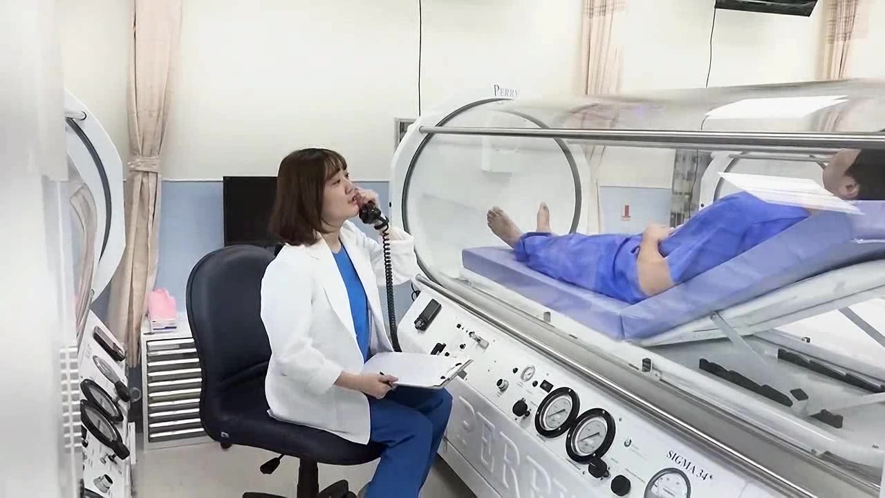 高壓氧治療是讓病人進入高壓氧艙內呼吸百分之百純氧藉由艙內高壓讓大量氧氣溶解在