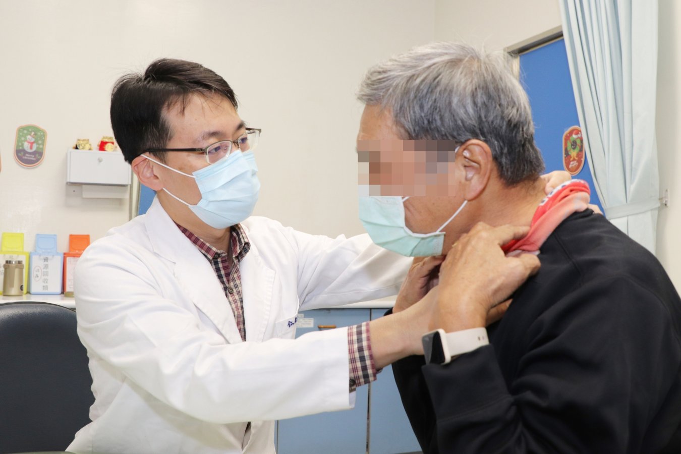 施育彤主任表示手術後頸椎保健至關重要病患應按照醫囑佩戴頸圈在日常生活中隨
