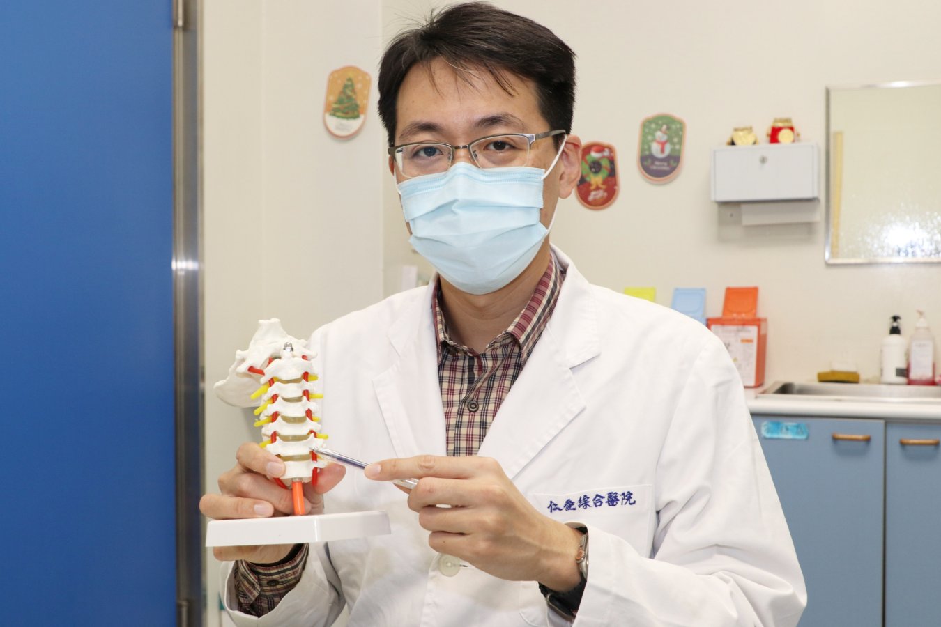 施育彤主任透過影像檢查發現病患頸椎有椎間盤突出施行前位頸椎顯微手術後解決麻