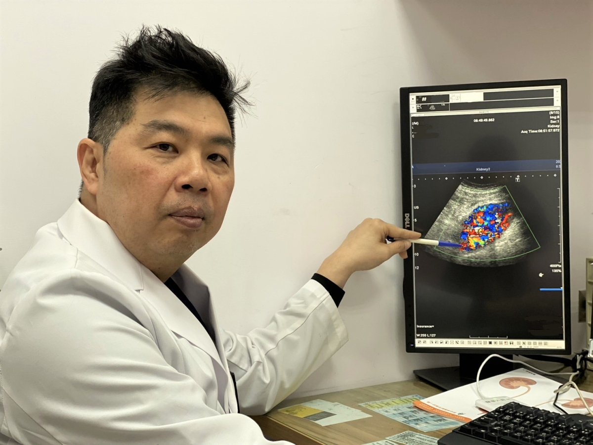 臺中榮總泌尿醫學部科主任楊晨洸說明病人術後透過超音波檢查移植腎的血流灌流量