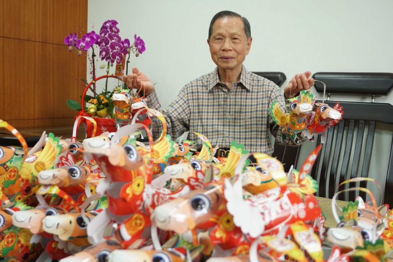 萬和宮董事長蕭清杰手提小提燈祝福鄉親平安幸福也歡迎元縎夜到萬和宮看歌仔戲 0