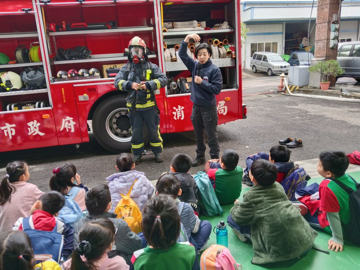 11消防人員介紹消防水車及各項裝備 0