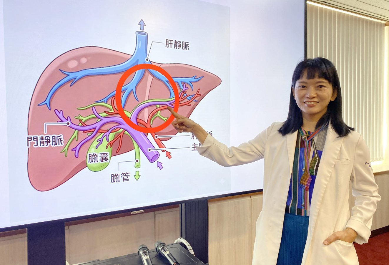 台中榮總一般外科主任陳怡如說明病人原本的肝臟惡性腫瘤約12公分大紅圈處 copy