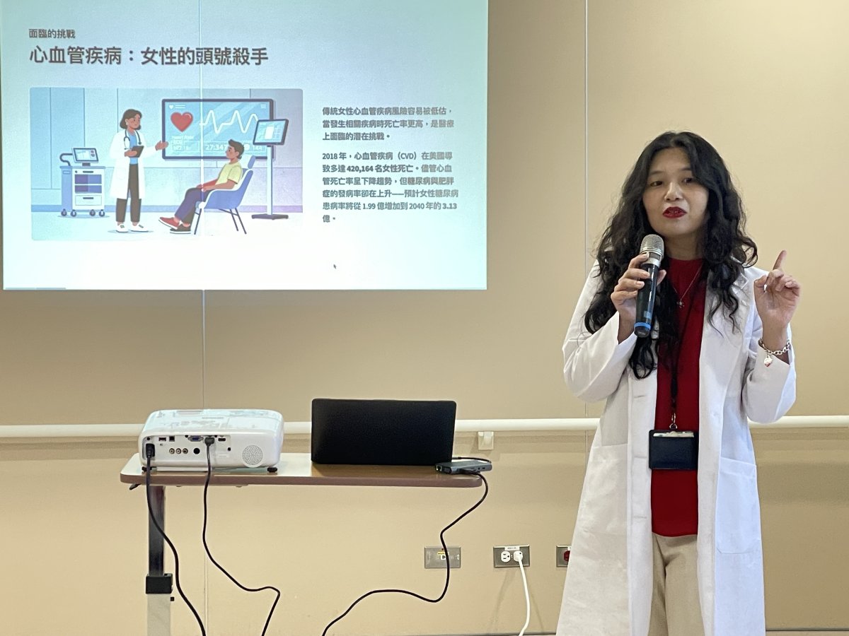 張睿賢演講半身0313