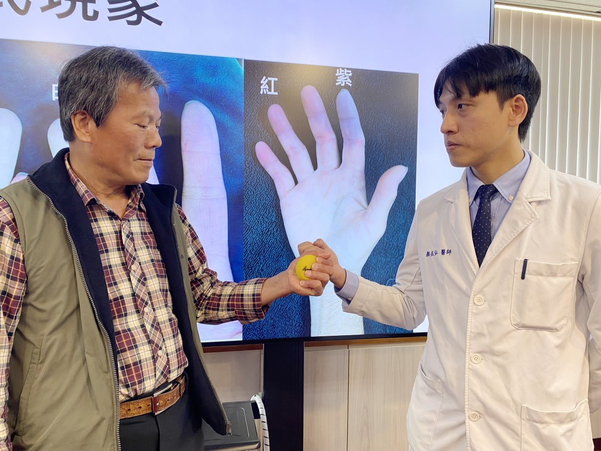 臺中榮總過敏免疫風濕科醫師顏在弘右教導邱先生左手部復健 copy