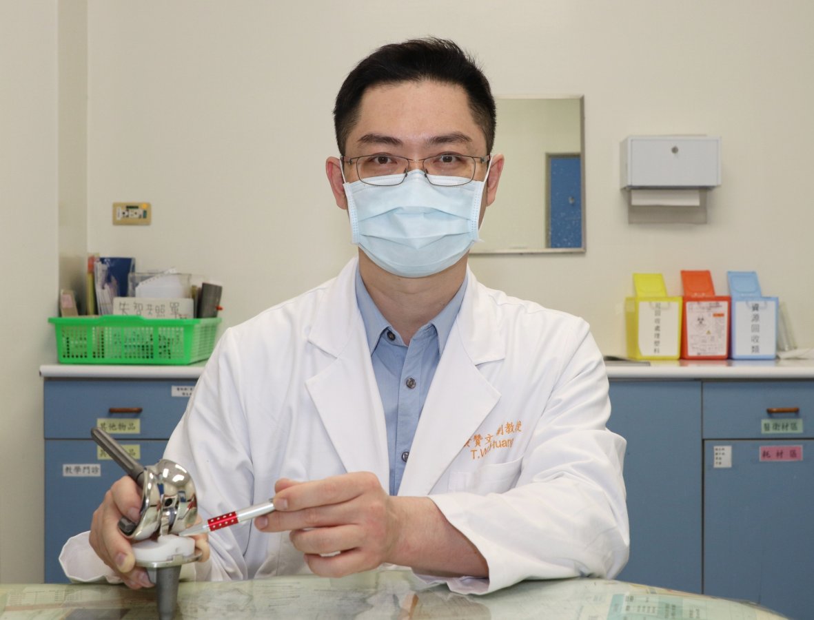 黃贊文醫師表示病患使用的人工關節是新式預鎖式樞紐設計可取代韌帶功能維持關節