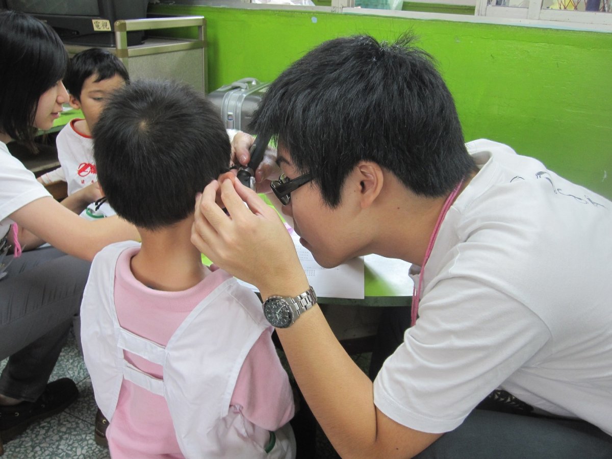 01 中山醫大帶語聽系學生到幼兒園進行聽語篩檢