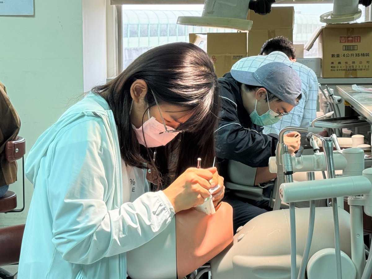 1 1高中生專注體驗口內鏡練習提早感受牙醫系學生的日常