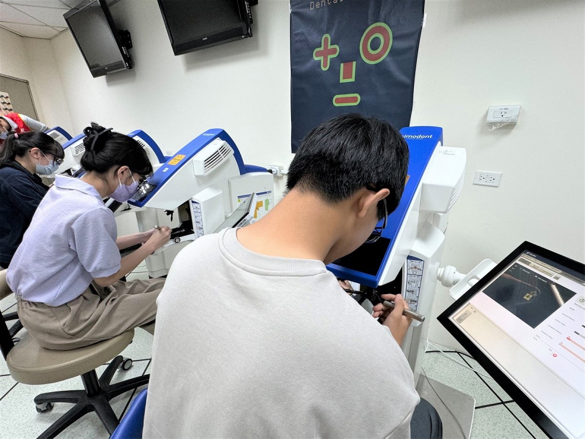 1 2中山醫大牙醫系提供牙科訓練儀器讓高中生實際操作