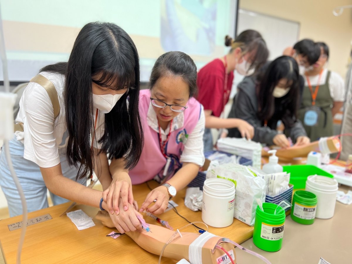 2 1高中學生體驗護理師的專業訓練