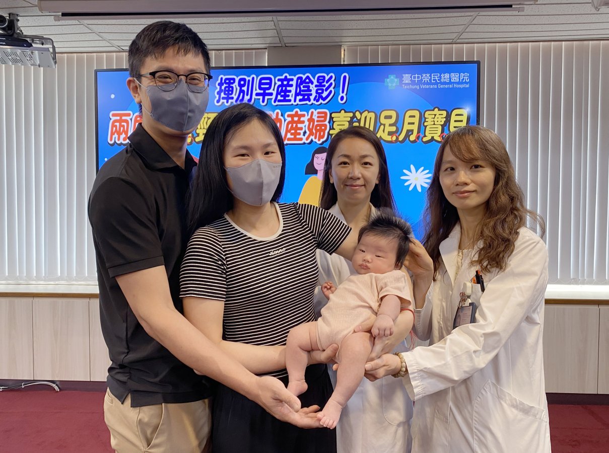 丁小姐左2和丈夫陳先生左1歡喜迎接二女兒小草莓