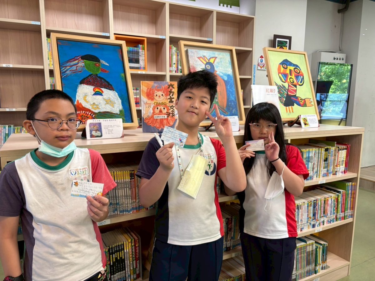 學生書寫卡片送給立凱哥哥