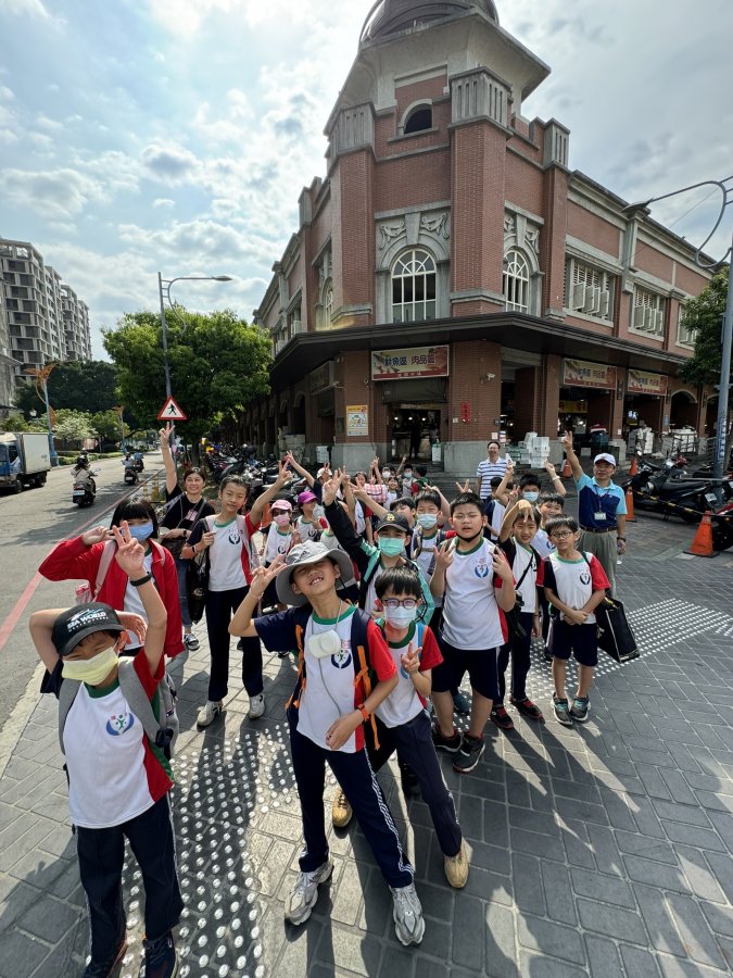 學生開心地在巴洛克式建築特色的建國市場合影 0 copy