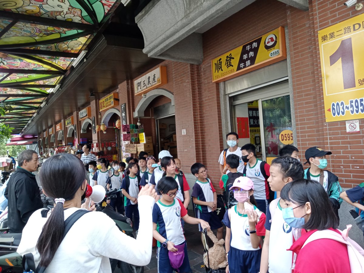 建國市場攤位規劃得井然有序 0
