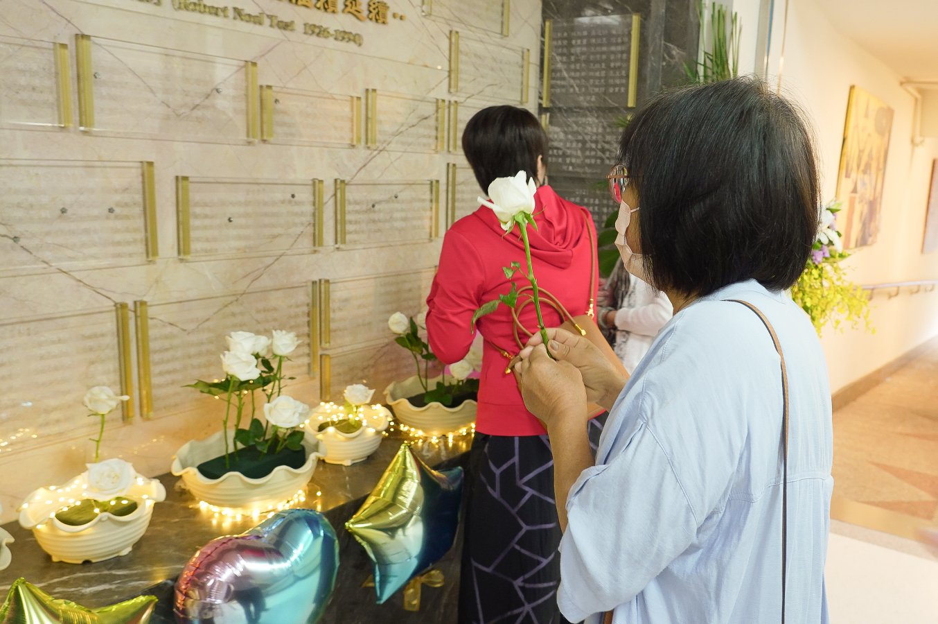 民眾至臺中榮民總醫院器捐紀念牆獻花感念捐贈者大愛遺留人間 0