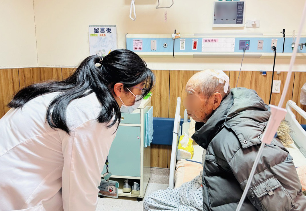 百歲人瑞趙爺爺日前於臺中榮總就醫住院高齡醫學中心個管師利用御老平台記錄住院狀