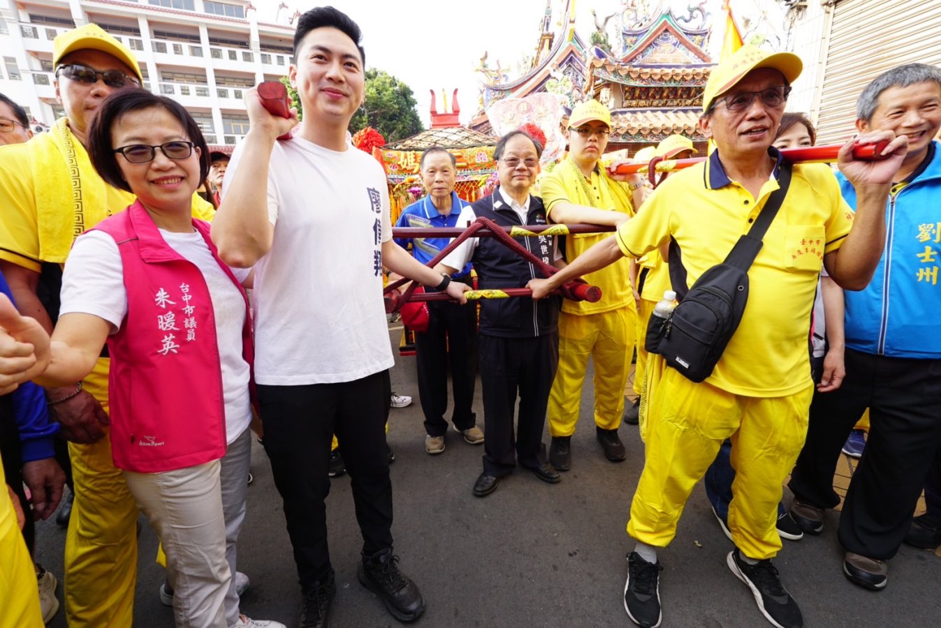 立法委員廖偉翔市府民政局長吳世瑋與萬和宮董事長蕭清杰扶轎S 119349284 0