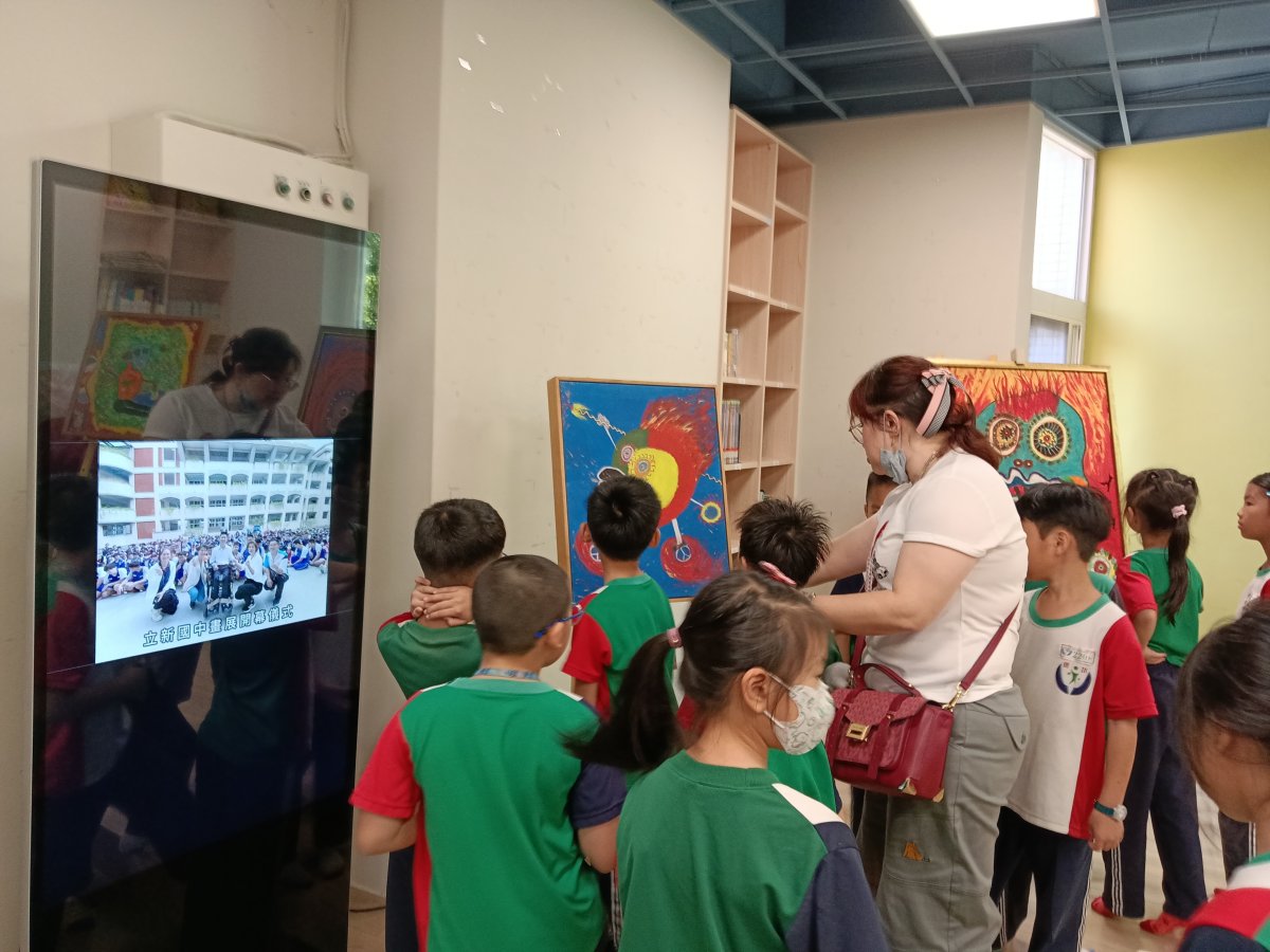 老師帶領學生參觀畫展 0