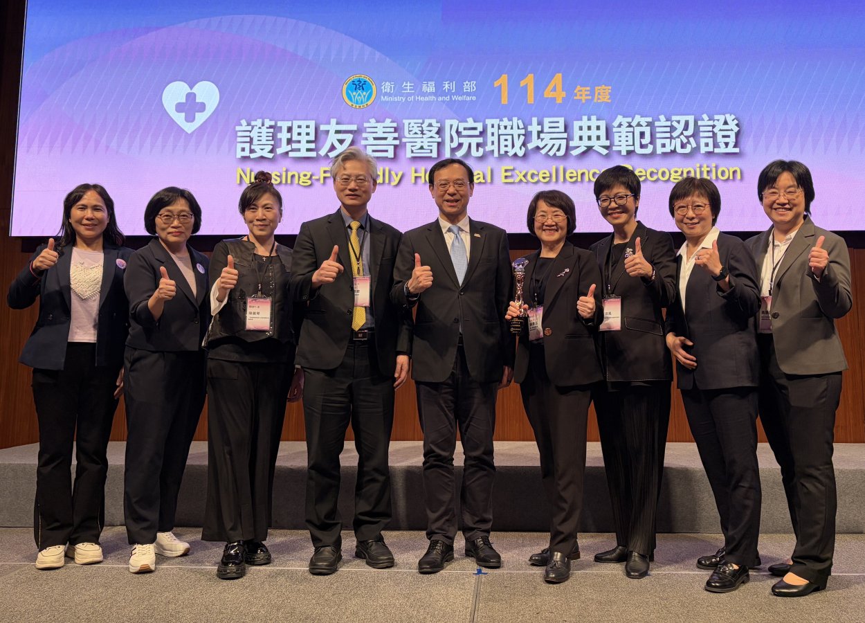 臺中榮總護理團隊和衛福部部長石崇良中合影