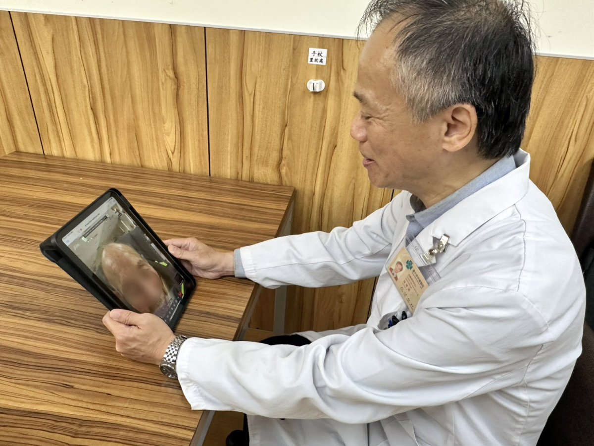 臺中榮總高齡醫學中心主任林時逸透過御老平台和趙爺爺視訊關心其長照狀況