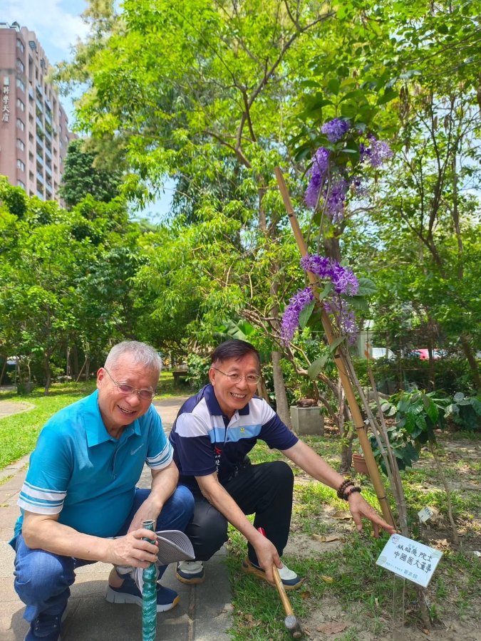 22林昭庚院士與黃志銘里長在育德園道移植種樹留影