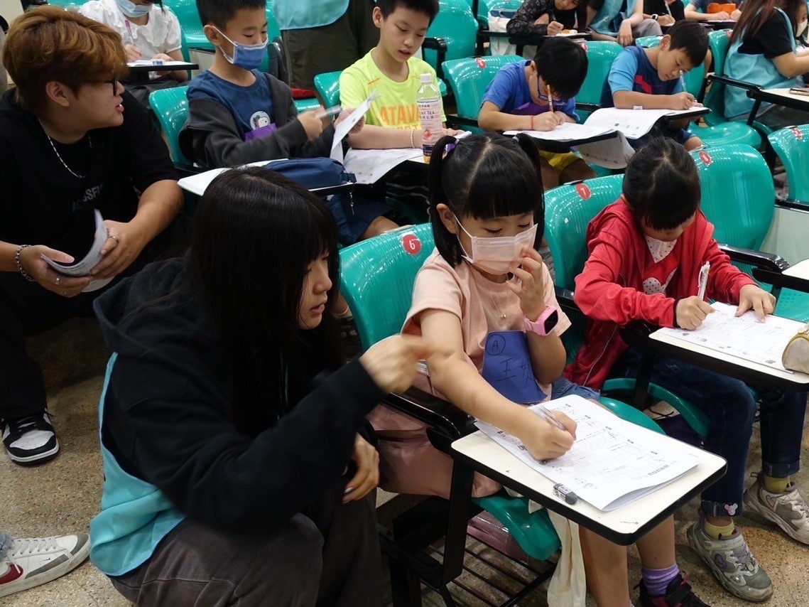 3 國小學員專注書寫日文50音