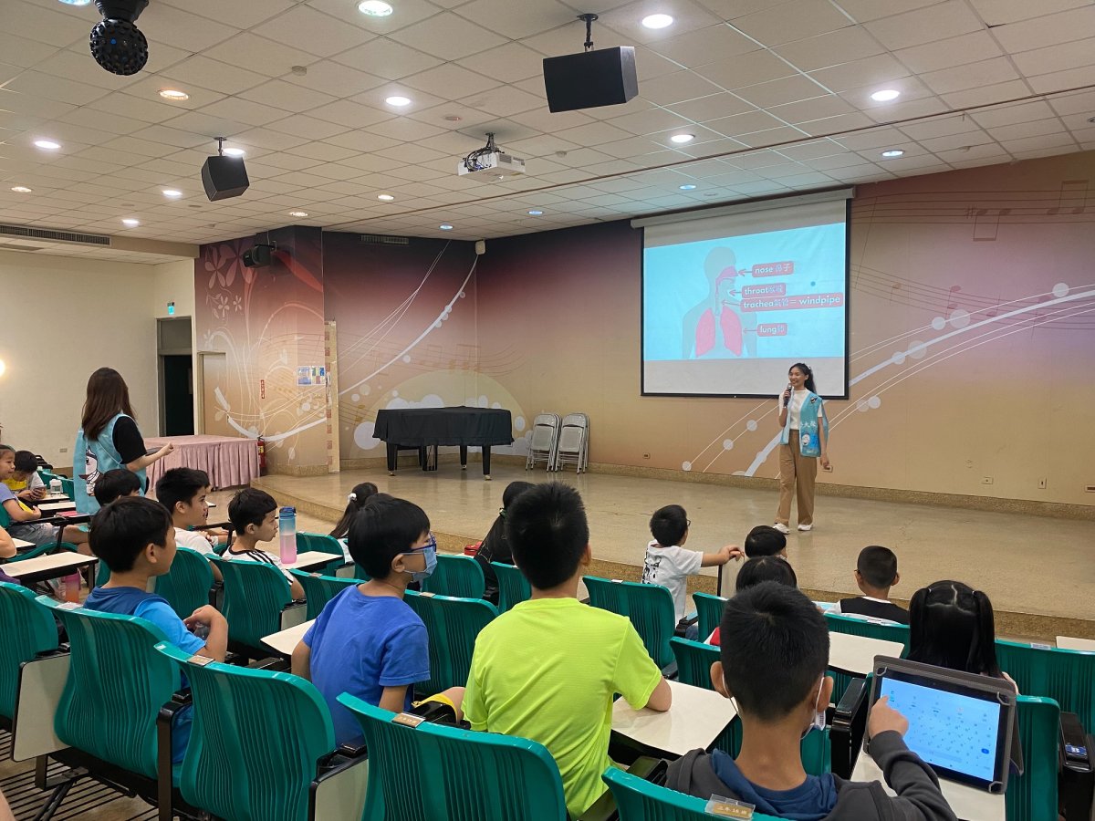 4 中山醫大應外系結合醫學大學的專業與外語專長教導國小學童學外語