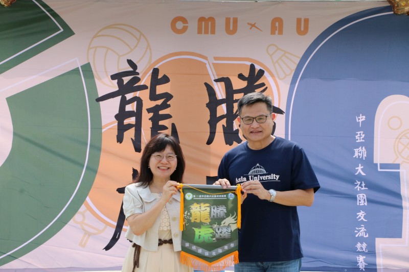 林孟亮學務長與姊妹校張少樑學務長互贈紀念品800 copy