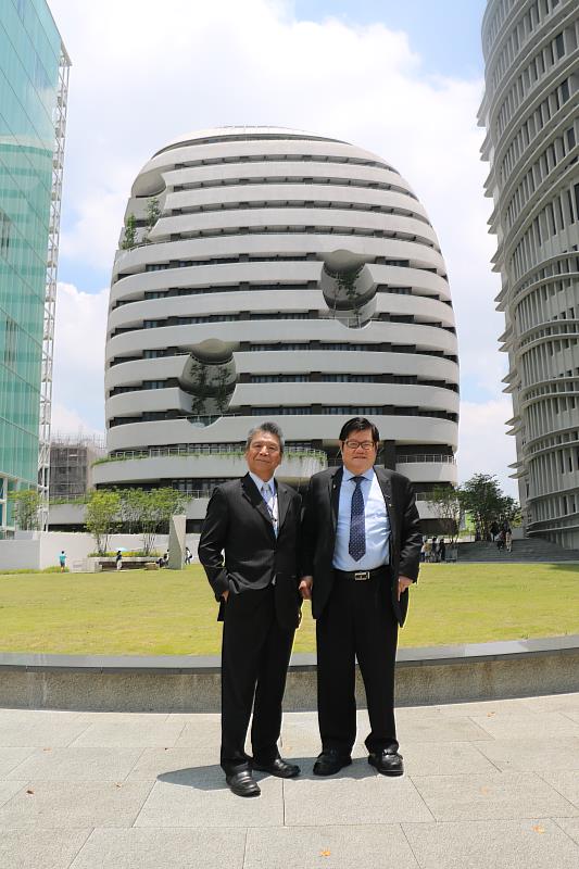 洪明奇校長與蔡輔仁副校長在醫學領域台灣排名第24