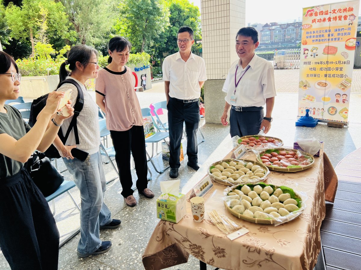 農糧署中區分署張秘書參觀博覽會展示的紅龜粿及客家菜包 0