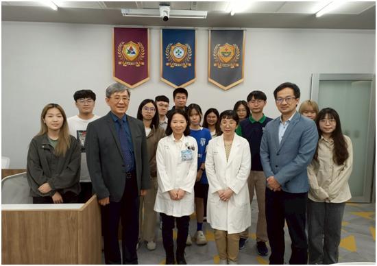 黃彬芳教授前左二與安南醫院林莉華醫師賴以修醫師等研究團隊合影 copy