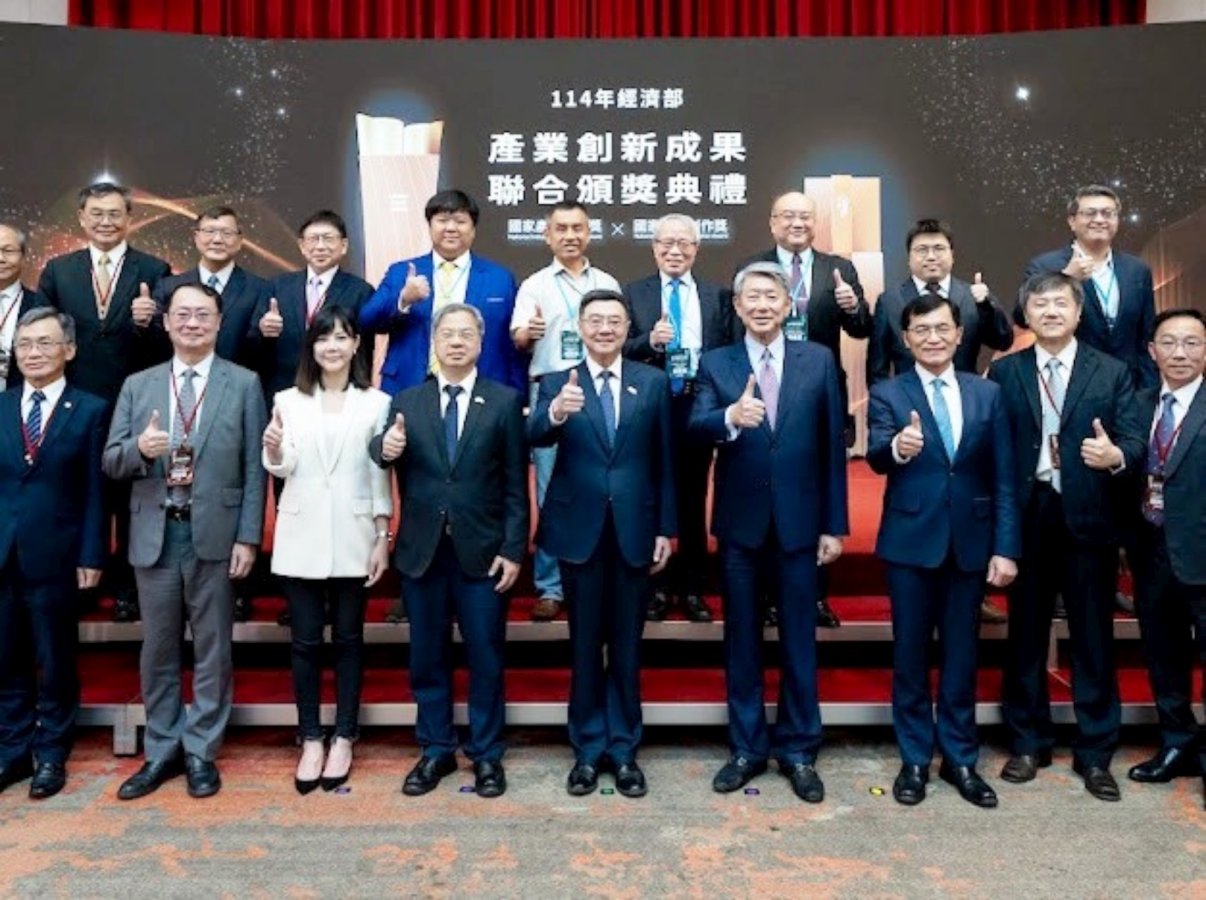 0卓榮泰院長經濟部郭智輝部長與獲獎團隊與個人合影 2000