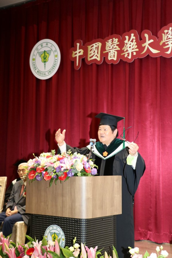 1洪明奇校長祝福畢業生志向必高方有成 2000