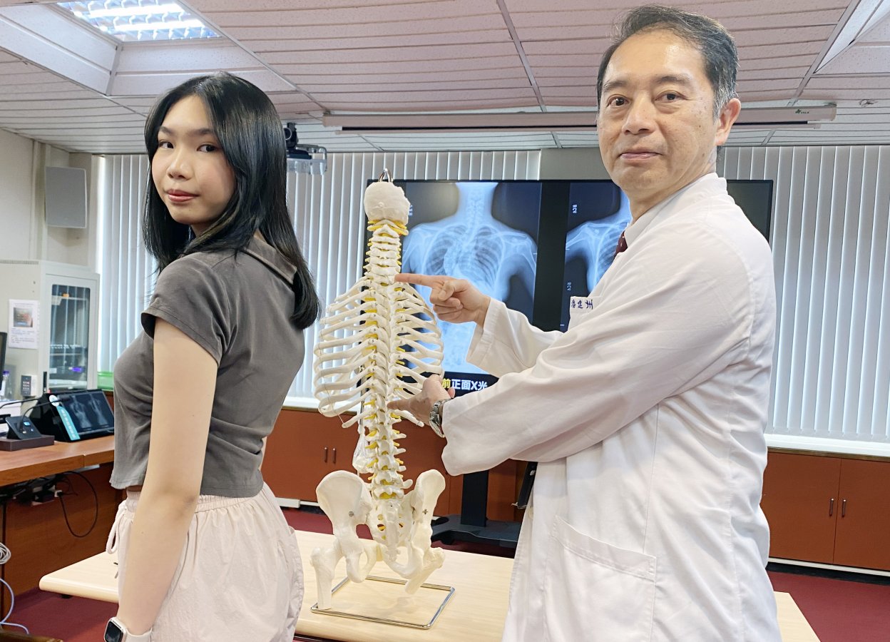 2臺中榮總骨科部脊椎外科主任潘建州說明黃同學脊椎側彎最嚴重是在胸椎處 copy