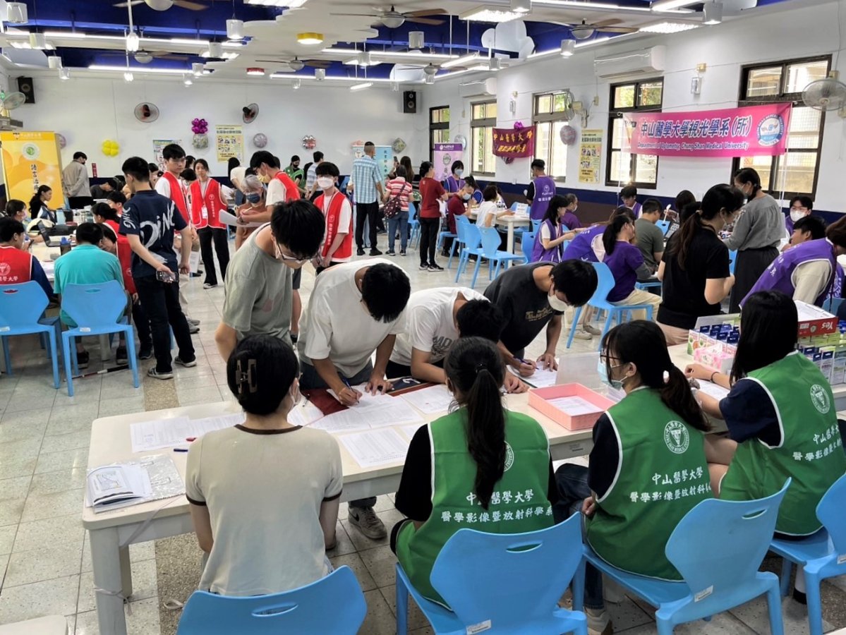 4 中山醫大醫科院動員師生至台中啟明學校舉辦聯合健康篩檢活動