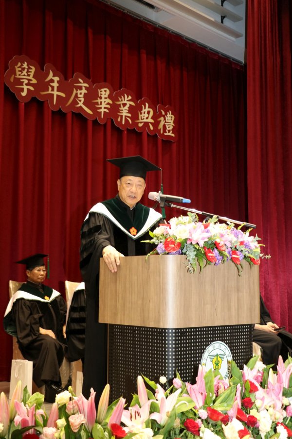 4蔡長海董事長勉勵畢業同學擁抱變革積極創新追求卓越2000