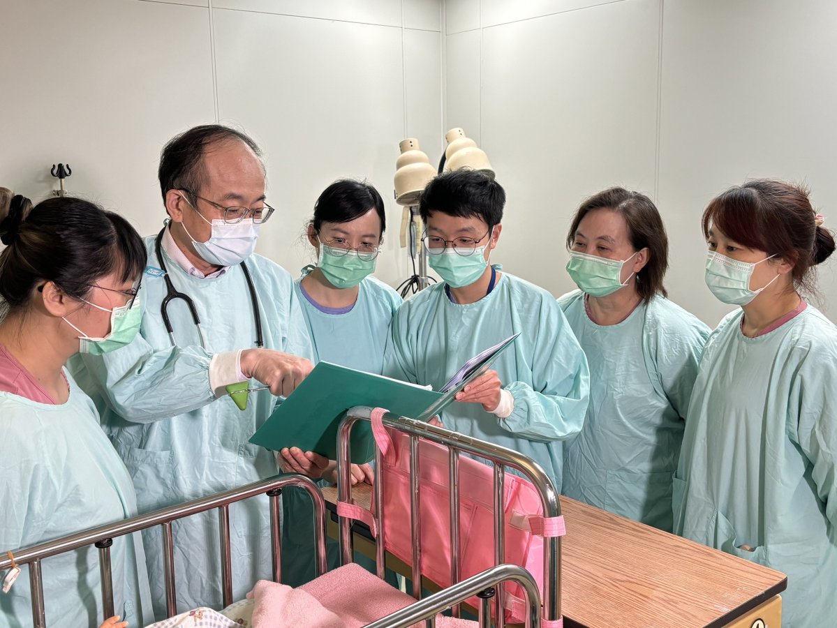 圖 中山醫學大學附設醫院 兒童神經科李英齊主任及醫療照護團隊