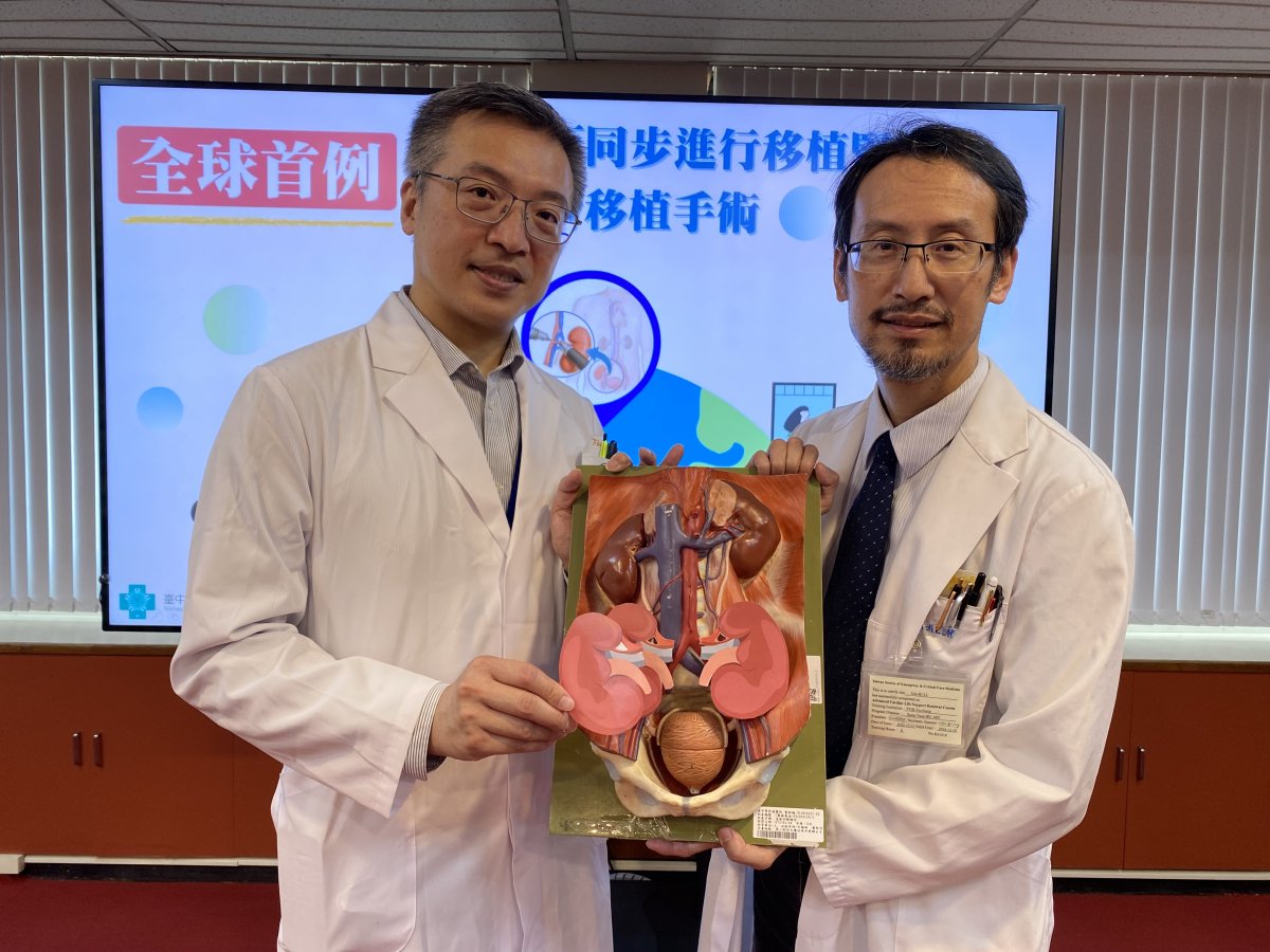 臺中榮總泌尿醫學部主任李建儀右醫師陳正哲左說明透過達文西手術將病患原本移 copy