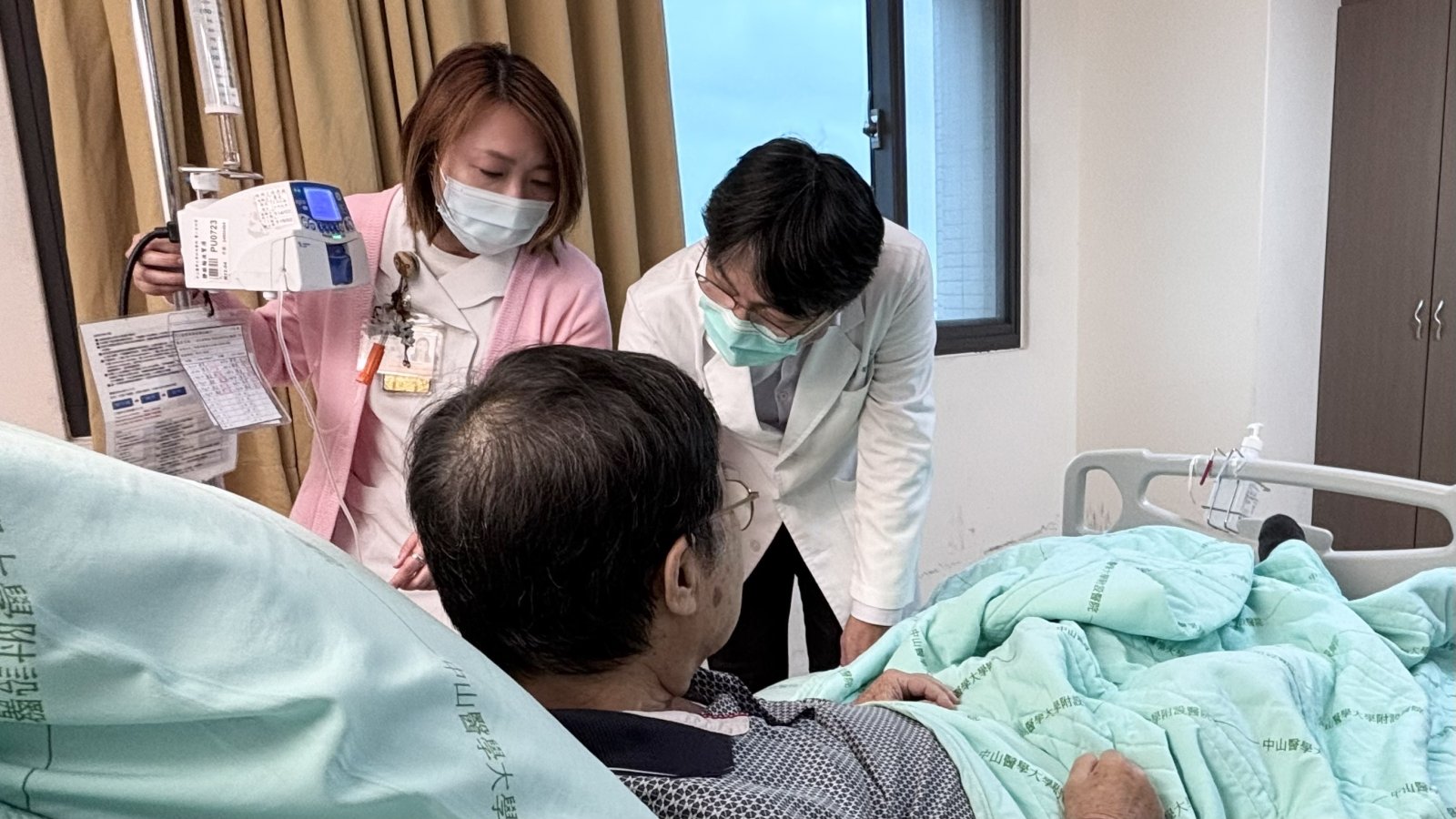 1圖說中山附醫神經內科辛裕隆主任及護理團隊注射照護 copy