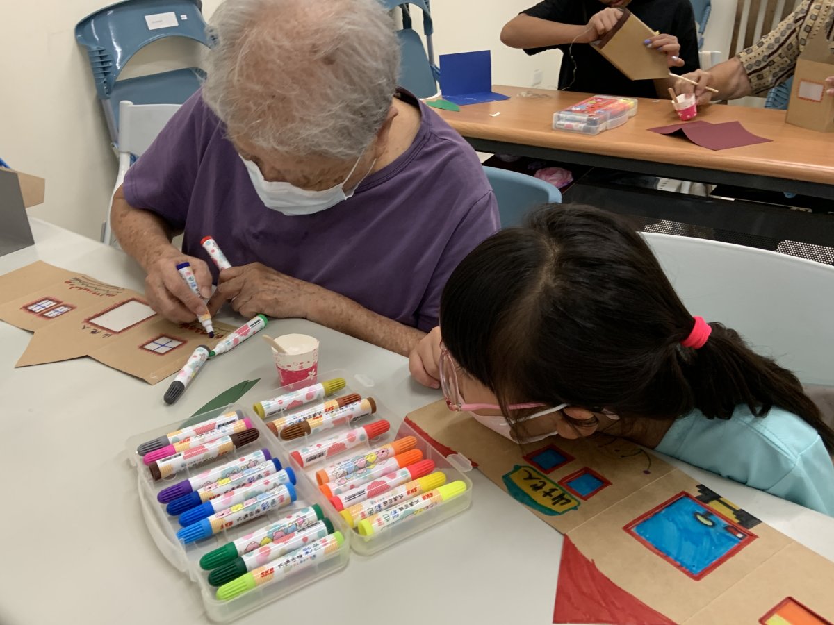 1孩子和長者討論作品可以怎麼創作可以怎麼樣讓自己的房屋更炫麗 copy