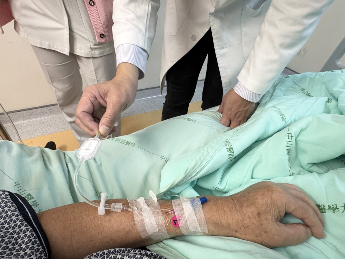 2圖說72歲林先生完成首次單株抗體樂意保的輸注