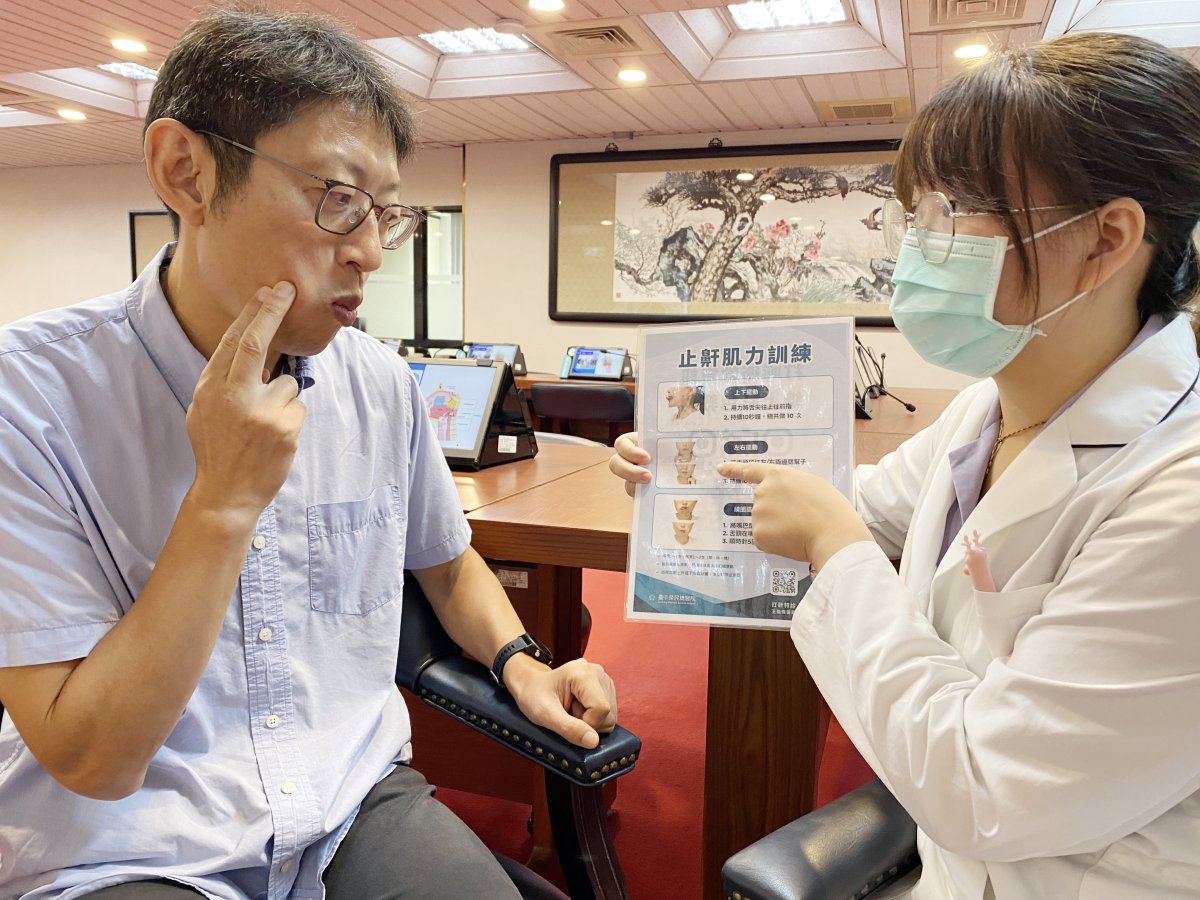 2臺中榮總耳鼻喉頭頸部呼吸治療團隊指導周先生左做口咽肌訓練