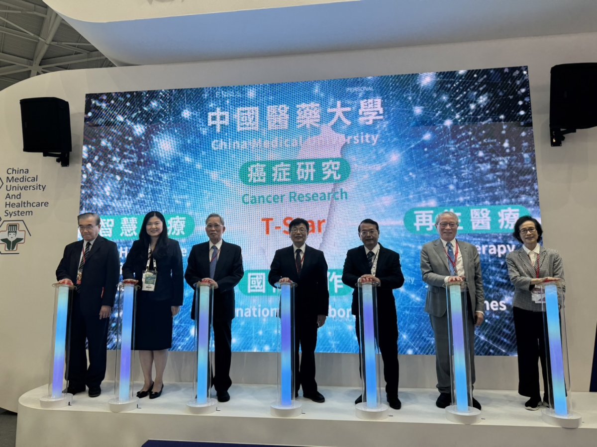 經濟部產業發展署陳佩利 副署長長佳智能陳明豐董事長衛生福利部周志浩常務次長