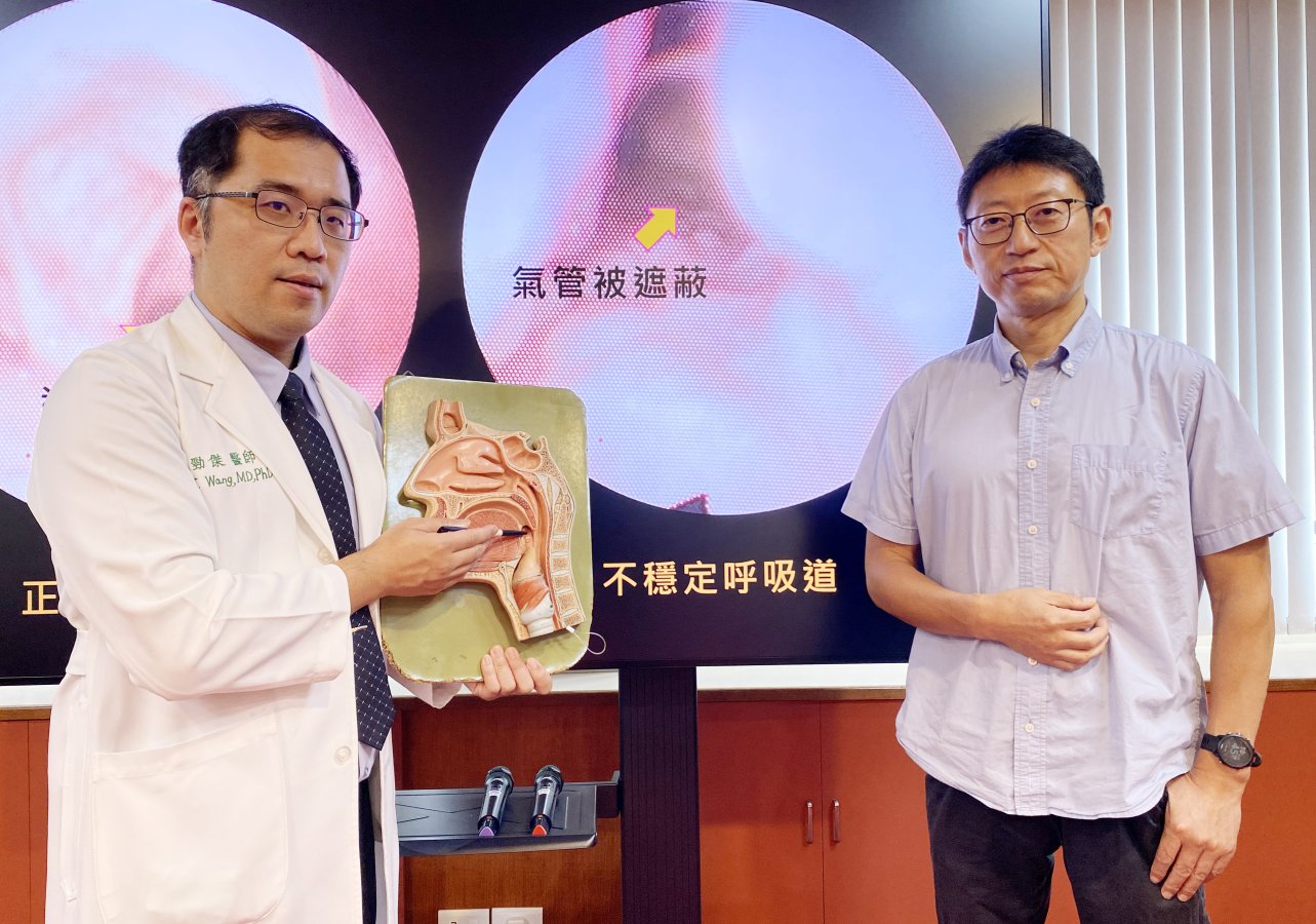 臺中榮總耳鼻喉頭頸部醫師及睡眠呼吸障礙照護中心副主任王勁傑左說明周先生右因 