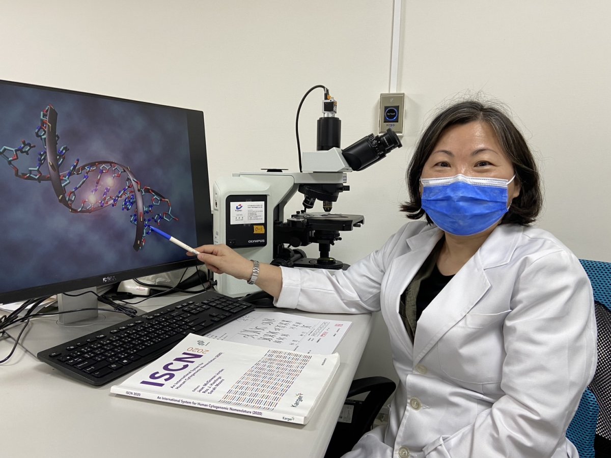 茂盛醫院遺傳實驗室主任李月君博士說明努南氏症為遺傳或基因突變與婦女受孕年