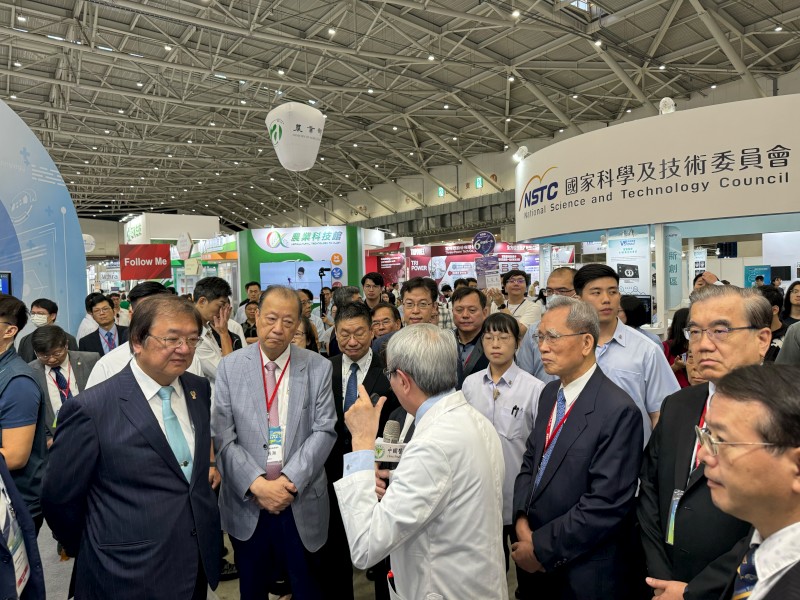 鄭隆賓執行長向蕭美琴副總統衛福部邱泰源部長介紹中國醫藥大學研發團隊發展AI智慧醫