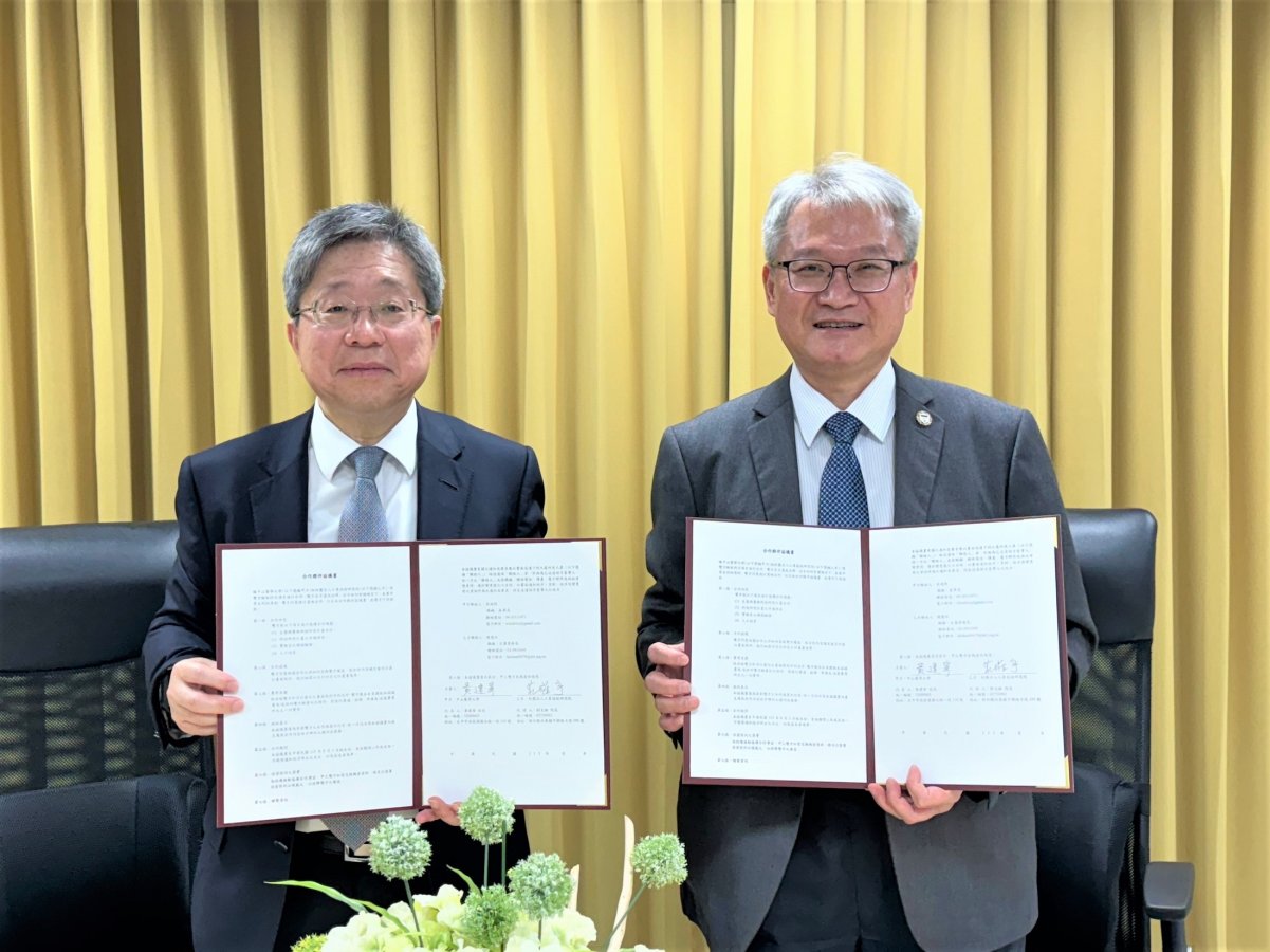 01 中山醫大校長黃建寧右與工研院副總暨生醫所所長莊矅宇代表雙方簽署合約