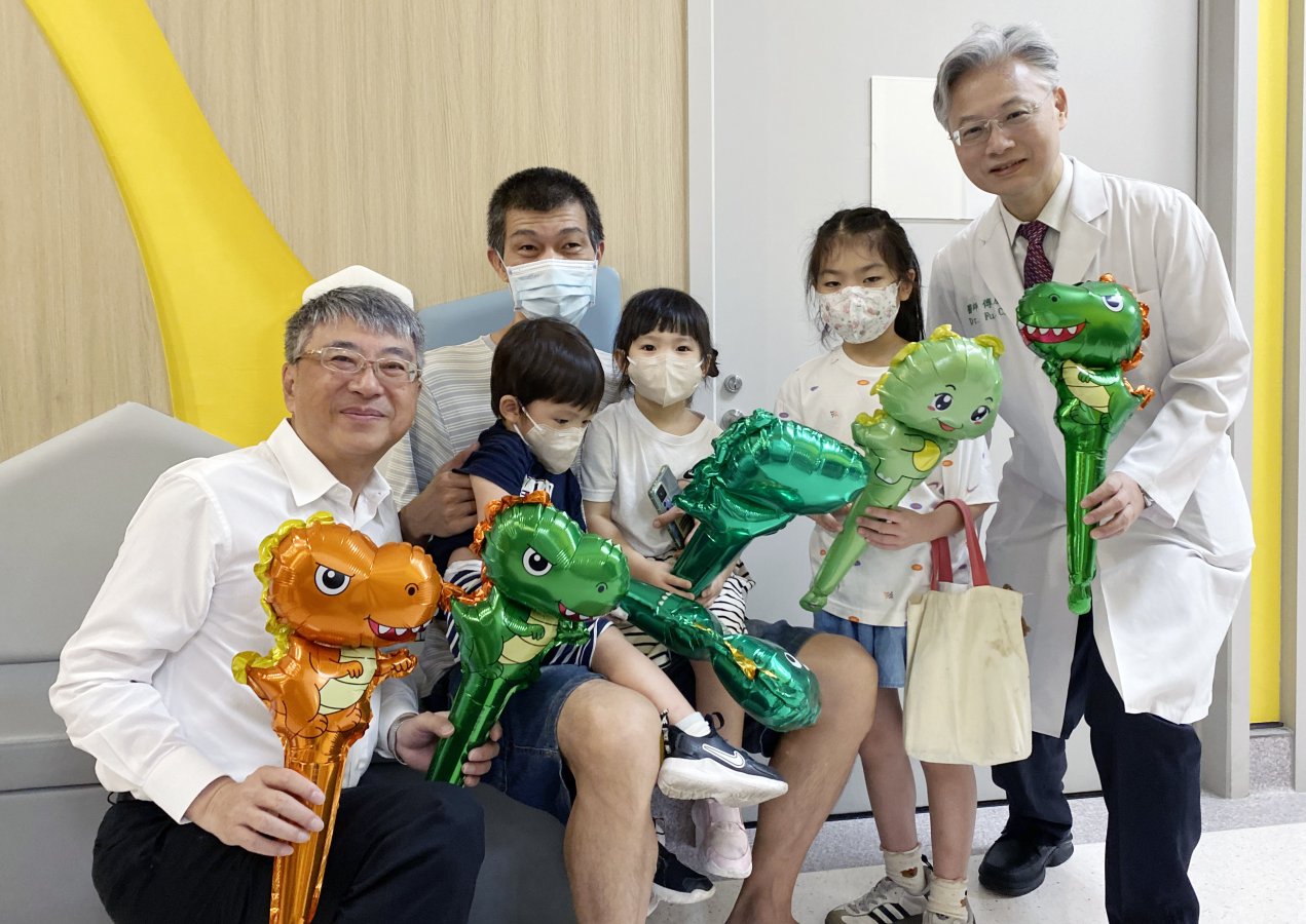 1臺中榮總重新整修兒科門診8月18日啟用儀式上臺中榮總院長傅雲慶右1瑞信兒童醫