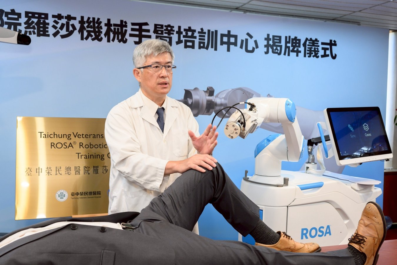 中榮總骨科部關節重建科主任曾崇育說明機械手臂能協助年輕醫師快速學習手術技巧